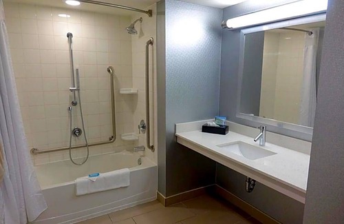 Durham Region Hotel | Hotel de 2 estrellas ∙ Holiday Inn Express & Suites Oshawa Downtown - Toronto Area, an IHG Hotel