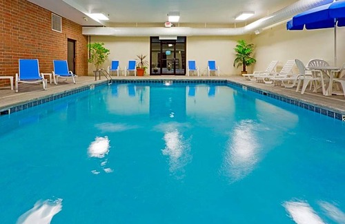 Kent Hotel | Hotel de 2 estrellas ∙ Holiday Inn Express & Suites-Kent, University Area