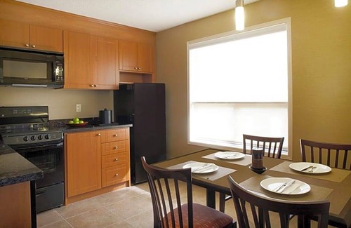 Durham Region Hotel | Hotel de 2 estrellas ∙ Travelodge by Wyndham Oshawa Whitby