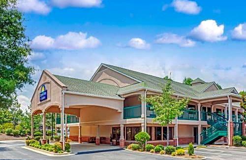 Peachtree City Hotel | Hotel de 2 estrellas ∙ Days Inn & Suites by Wyndham Peachtree City