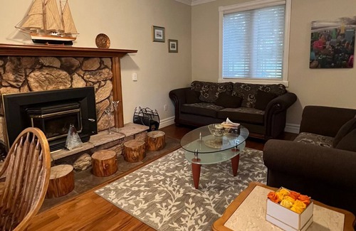 York Regional Municipality Cabaña | 2-storey, 3,000 sq.ft house on 2 acres with large deck and gazebo