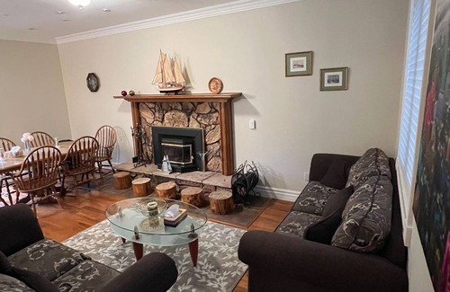 York Regional Municipality Cabaña | 2-storey, 3,000 sq.ft house on 2 acres with large deck and gazebo