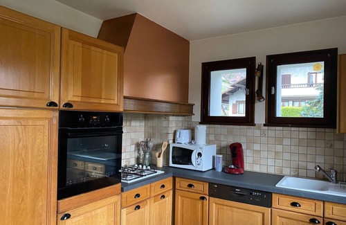 Menthon-Saint-Bernard Apartamento | 2-storey, 4-bedroom apartment in a detached house in Menthon St B
