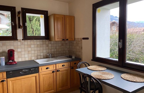 Menthon-Saint-Bernard Apartamento | 2-storey, 4-bedroom apartment in a detached house in Menthon St B