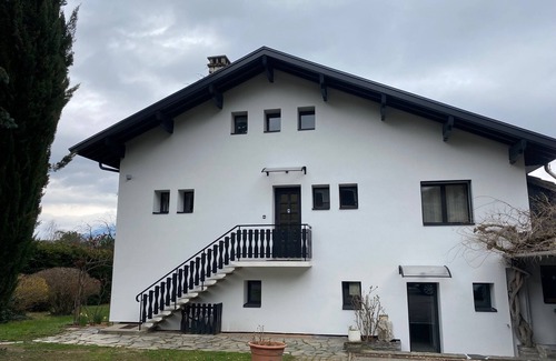 Menthon-Saint-Bernard Apartamento | 2-storey, 4-bedroom apartment in a detached house in Menthon St B