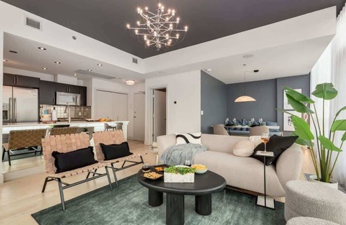 Beltline Apartamento | 2 Floor Penthouse, Glass Walls, Panoramic View, King Bed, UG Park, Soaker Tub