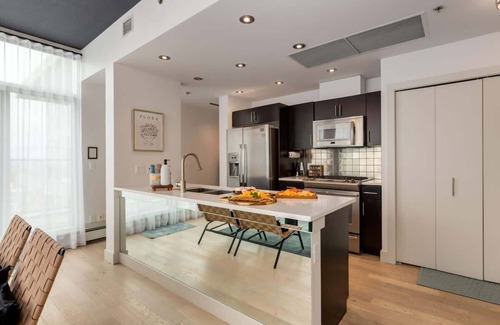 Beltline Apartamento | 2 Floor Penthouse, Glass Walls, Panoramic View, King Bed, UG Park, Soaker Tub