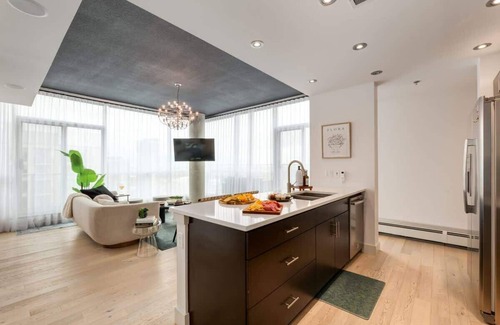 Beltline Apartamento | 2 Floor Penthouse, Glass Walls, Panoramic View, King Bed, UG Park, Soaker Tub