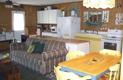 East Dublin Cabaña | 2 Story Cottage at 100+Acre Lake - Come Visit with Us!