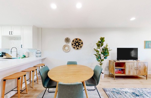 Fashion Square Condominio | 2-story dog-friendly condo with patio, outdoor pool, W/D, streaming, partial AC