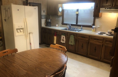 Wayne County Casa | 2 story farm house just off 795, sleeps 10+