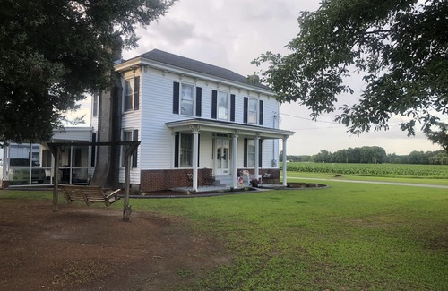 Wayne County Casa | 2 story farm house just off 795, sleeps 10+