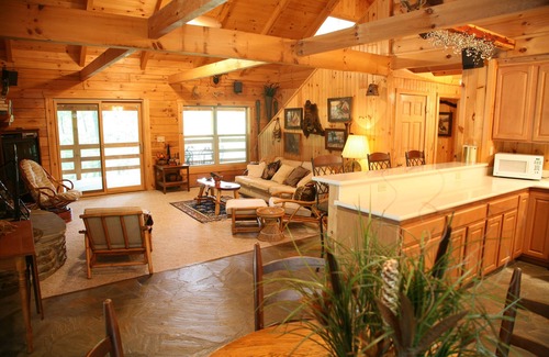 Eureka Springs Cabina | Cabaña de troncos de 2 pisos en 50 acres. Gran chimenea, jacuzzi, porche cubierto.