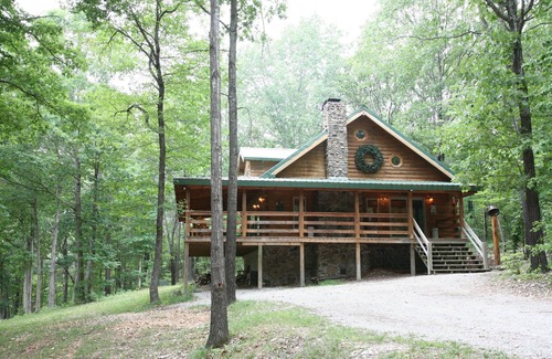 Eureka Springs Cabina | Cabaña de troncos de 2 pisos en 50 acres. Gran chimenea, jacuzzi, porche cubierto.