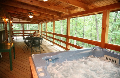 Eureka Springs Cabina | Cabaña de troncos de 2 pisos en 50 acres. Gran chimenea, jacuzzi, porche cubierto.