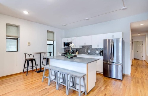Pulaski Park Apartamento | 2 Suites, 2 Floors in Downtown Chicago