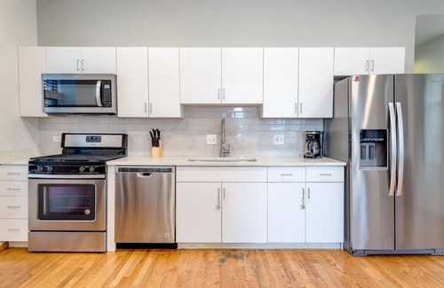 Pulaski Park Apartamento | 2 Suites, 2 Floors in Downtown Chicago