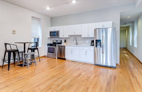Pulaski Park Apartamento | 2 Suites, 2 Floors in Downtown Chicago