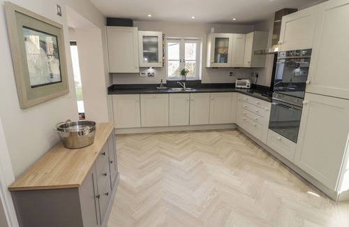 Lower Lemington Cabaña | 2 SUMMERS WAY, pet friendly, with open fire in Moreton-In-Marsh