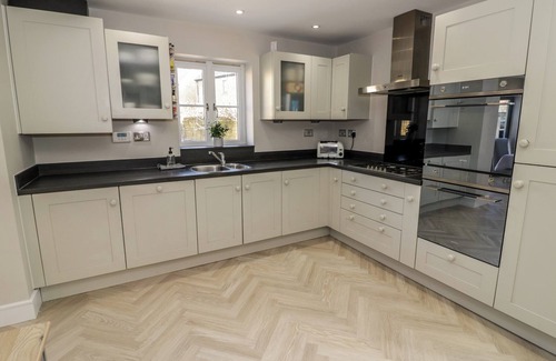 Lower Lemington Cabaña | 2 SUMMERS WAY, pet friendly, with open fire in Moreton-In-Marsh