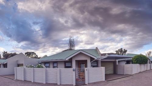 Clarens Apartamento | 2 The Mews - easy walk to town and the CVC