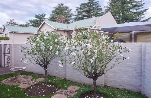 Clarens Apartamento | 2 The Mews - easy walk to town and the CVC