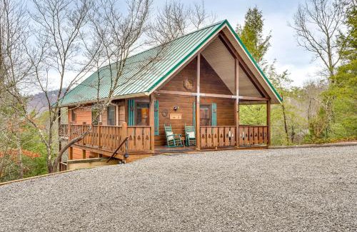 Gatlinburg - Pigeon Forge Casa | 2-Tier Deck and Hot Tub Quiet Sevierville Cabin