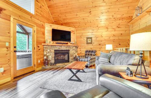 Gatlinburg - Pigeon Forge Casa | 2-Tier Deck and Hot Tub Quiet Sevierville Cabin