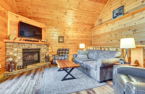 Gatlinburg - Pigeon Forge Casa | 2-Tier Deck and Hot Tub Quiet Sevierville Cabin