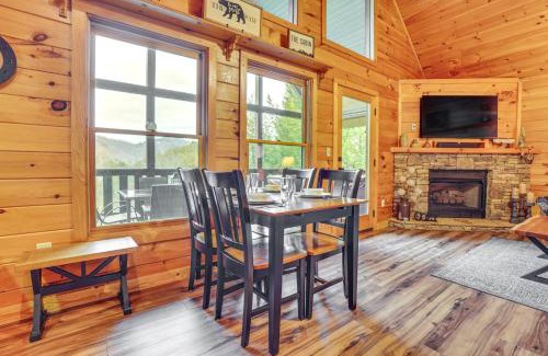 Gatlinburg - Pigeon Forge Casa | 2-Tier Deck and Hot Tub Quiet Sevierville Cabin