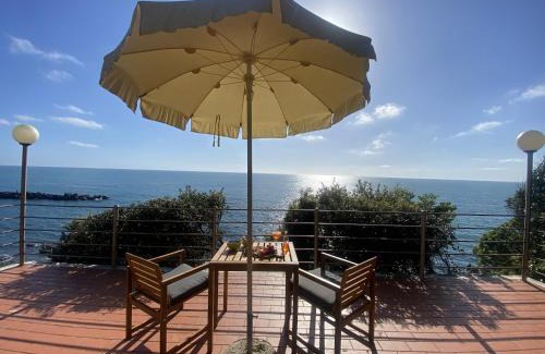 Rosignano Marittimo Apartamento | 2 Tuscan seafront apartments with private access to sea
