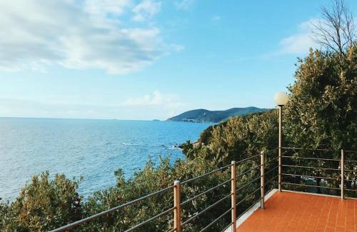 Rosignano Marittimo Apartamento | 2 Tuscan seafront apartments with private access to sea