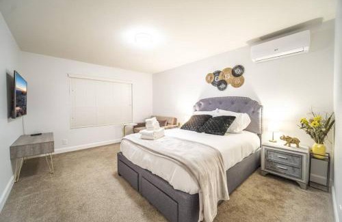 Walnut Apartamento | 2 TVs - Vaulted Ceiling - Private Kitchen & Entrance