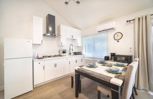 Walnut Apartamento | 2 TVs - Vaulted Ceiling - Private Kitchen & Entrance