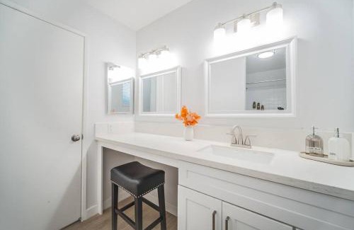 Walnut Apartamento | 2 TVs - Vaulted Ceiling - Private Kitchen & Entrance