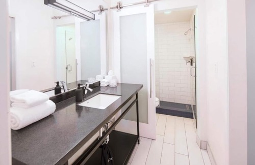 Venice Hotel | 2 Venice Rooms Just Steps from Beach | Rooftop | Balcony | Free Breakfast