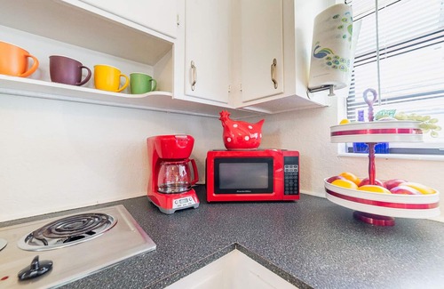 Middle River Terrace Apartamento | 🏳️‍🌈 #2: Walk to Wilton Drive (with kitchen)