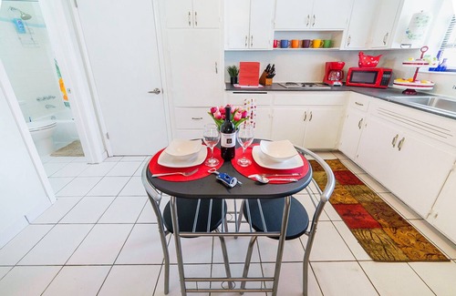 Middle River Terrace Apartamento | 🏳️‍🌈 #2: Walk to Wilton Drive (with kitchen)