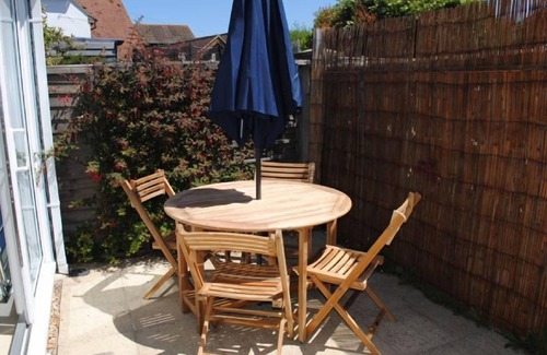 West Wittering Cabaña | 2 Walled Garden Cottages - una casa de campo que tiene capacidad para 5 personas en 2 dormitorios