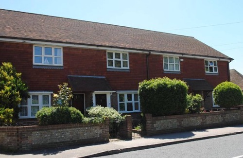 West Wittering Cabaña | 2 Walled Garden Cottages - una casa de campo que tiene capacidad para 5 personas en 2 dormitorios