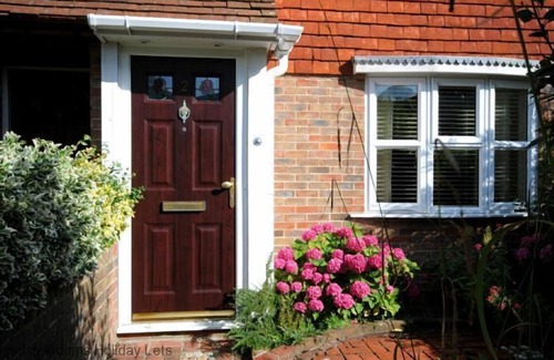 West Wittering Cabaña | 2 Walled Garden Cottages - una casa de campo que tiene capacidad para 5 personas en 2 dormitorios