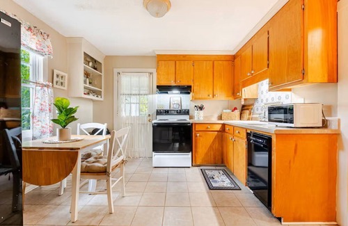 Cayce Cabaña | 2 Weeks to Monthly- Comfy 2-bedroom cottage peacefully nestled in fabulous Cayce