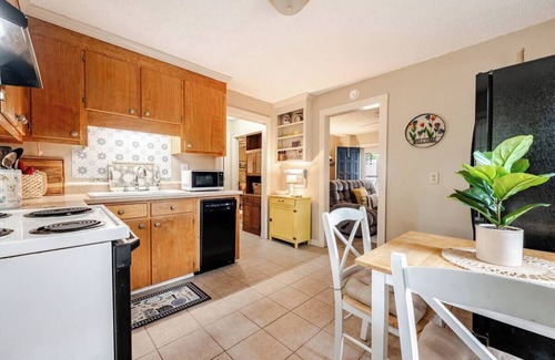 Cayce Cabaña | 2 Weeks to Monthly- Comfy 2-bedroom cottage peacefully nestled in fabulous Cayce
