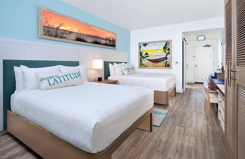 Fort Myers Beach Complejo | 2 Welcoming Rooms | Steps from Times Square & Pier | Pool, Spa + Beachfront