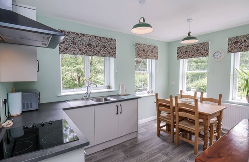 Grosmont Cabaña | 2 WHINSTONE COTTAGE, pet friendly, with open fire in Grosmont