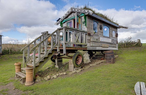 Scarborough Cabina | 2 x Double Bed, Glamping Wagon in Dalby Forest