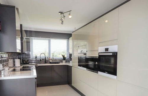 Meliden Casa | 20 GLASFRYN AVENUE, family friendly, with hot tub in Prestatyn