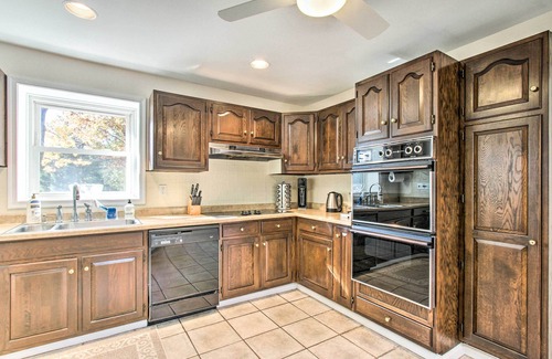 Wayne Casa | 20 Mi to Philly: Inviting Home w/ Yard in Wayne!