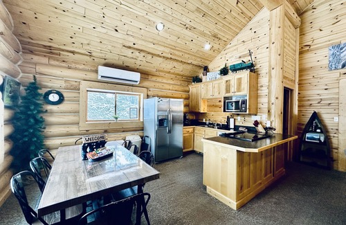 Island Park Casa | Bear Tracks Loft - ¡Tarifas de invierno con descuento! 20 minutos para YNP. Duerme 8