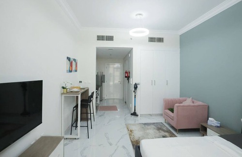 Dubai Apartamento | 20 Min from Downtown Dubai - Amazing Studio with Hugh Balcony in Majan